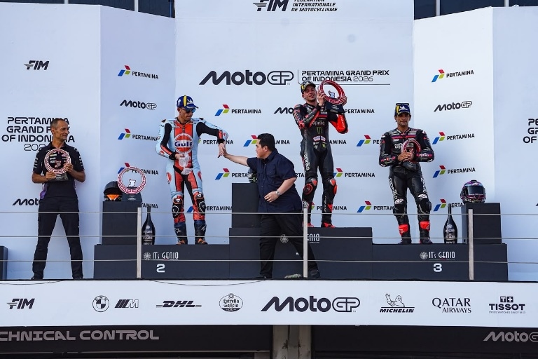 MotoGP Indonesia: Erick Thohir Serahkan Trofi Juara  ke Marco Bezzecchi, Media Italia Singgung Inter Milan