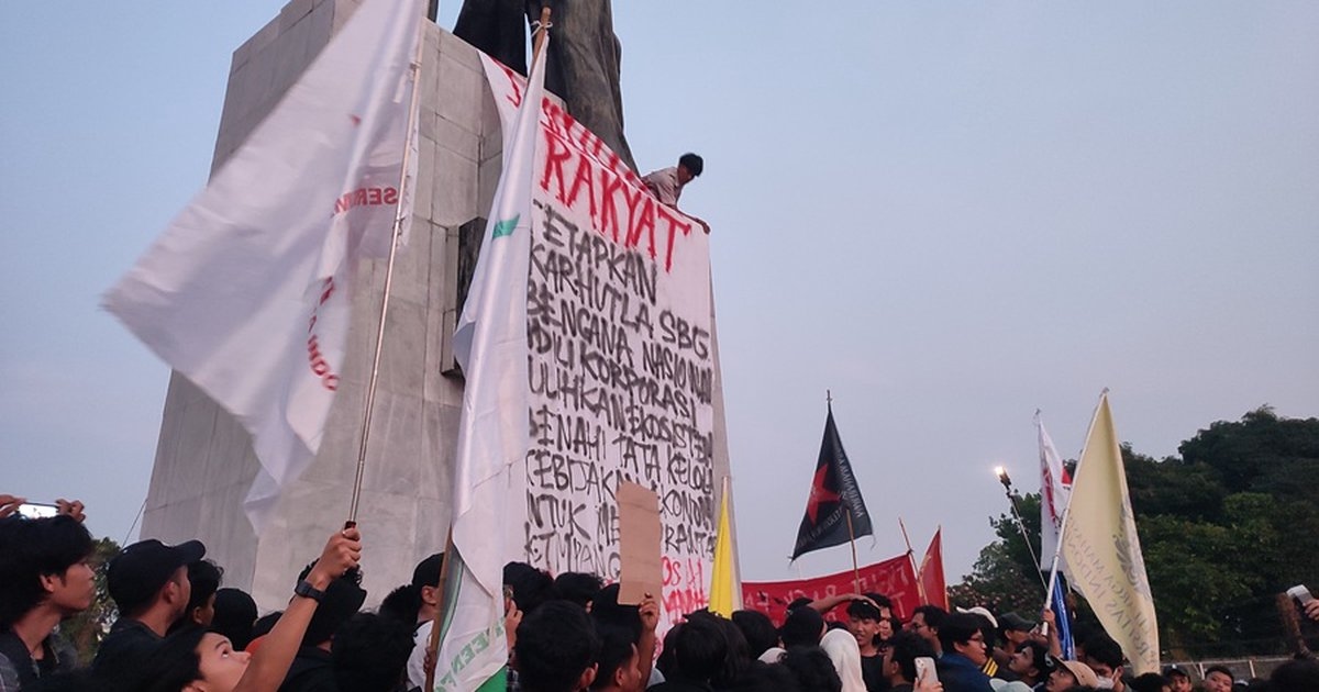 Gelar Aksi Teatrikal, Mahasiswa Tuntut Prabowo Bertanggung Jawab Atas Karhutla