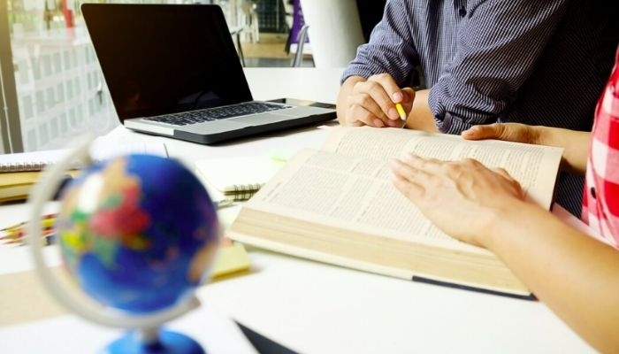 Apa Itu Interpretasi? Cara Memberi Makna dan Contohnya