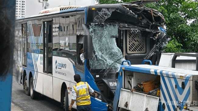 Dua Transjakarta Adu Banteng di Jalan Layang Cipulir, Pengawasan Digital Harus Diperkuat