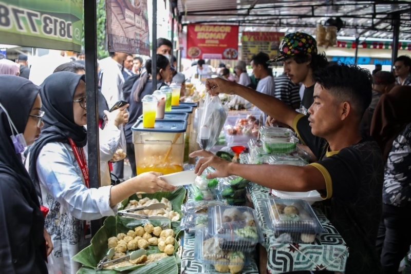 Dari Ngabuburit ke Wisata 'War Takjil'