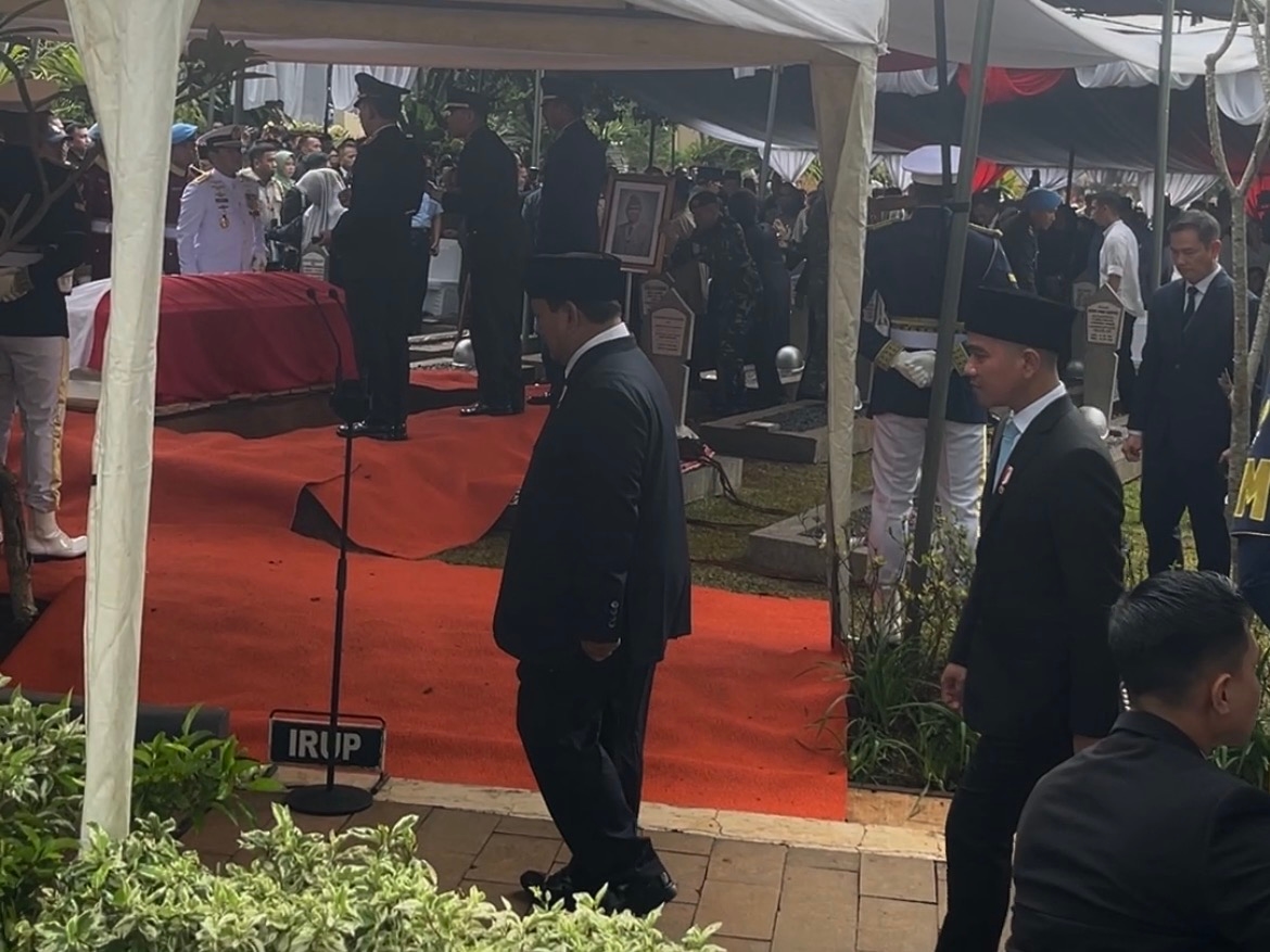 Prabowo Pimpin Upacara Pemakaman Try Sutrisno di TMP Kalibata