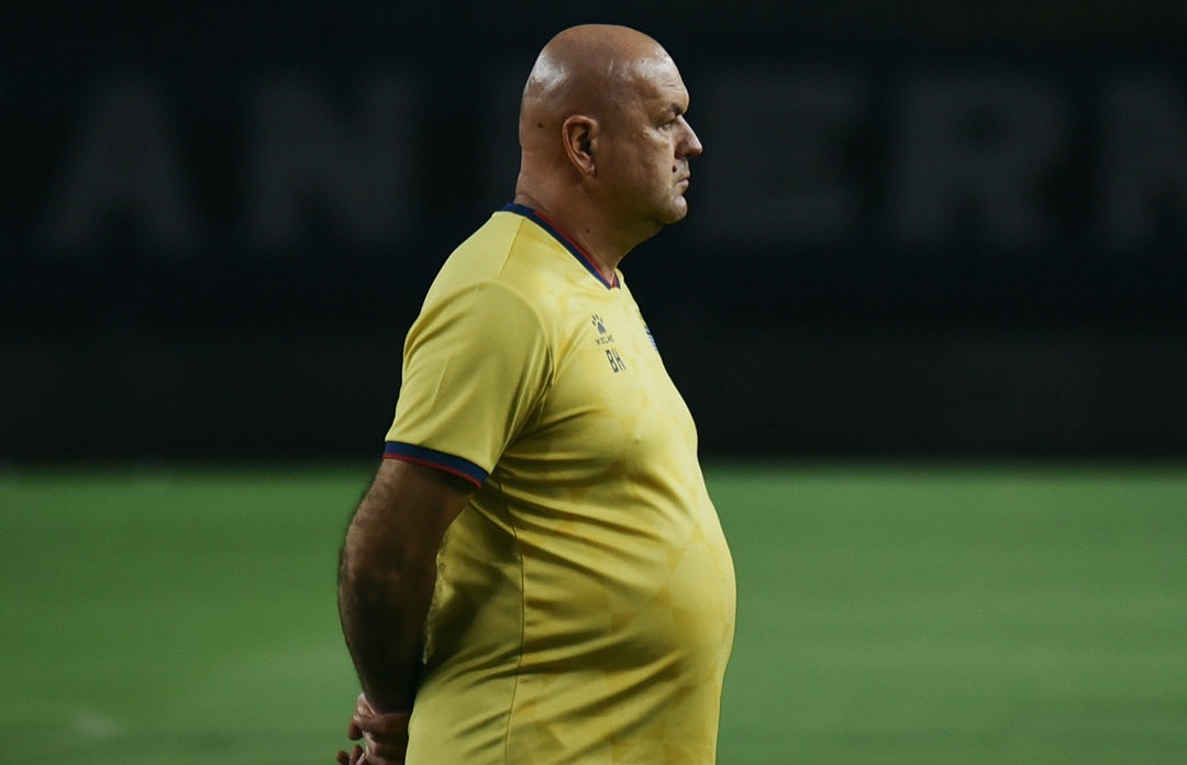 Persebaya vs Persib: Bojan Hodak Tegaskan Tak Ada Favorit di GBT Malam Ini