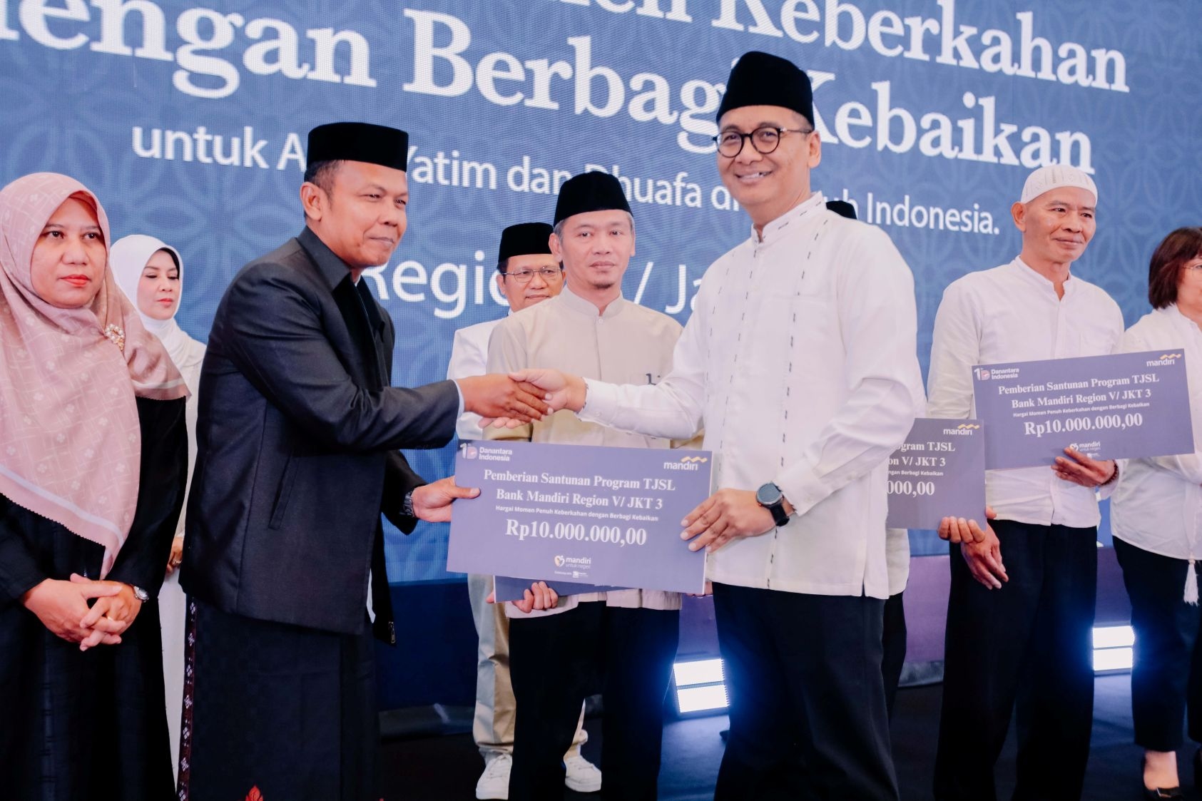 Berbagi Kebaikan dengan Masyarakat, Bank Mandiri Region V/Jakarta 3 Gelar Buka Puasa, Santunan, dan Program Khitanan