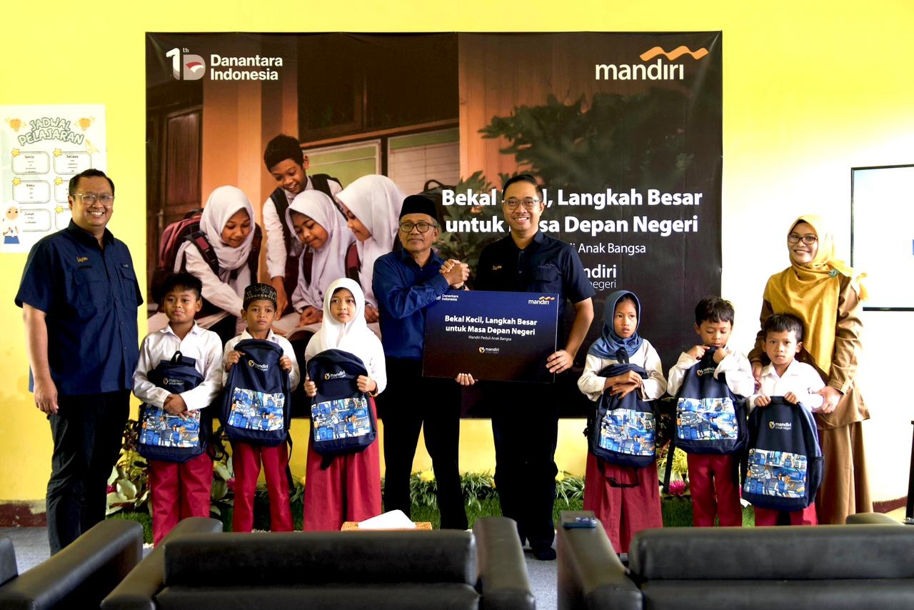 Komitmen Nyata Untuk Pendidikan, Bank Mandiri Bagikan Ribuan Tas ke Anak di Lombok