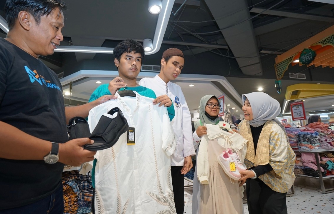 Garudafood Ajak 100 Santri Istimewa Belanja Baju Lebaran dan Salurkan Donasi Pendidikan