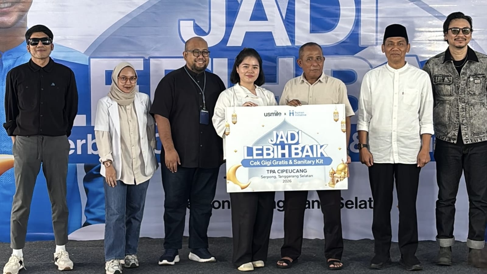 Vincent & Desta Ajak Warga TPA Cipeucang Peduli Kesehatan Gigi Jelang Lebaran Bersama usmile ​