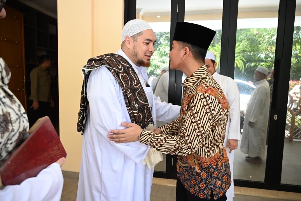 Gibran Safari Ramadan ke Ulama, Ziarah hingga Bagikan Sembako ke Warga