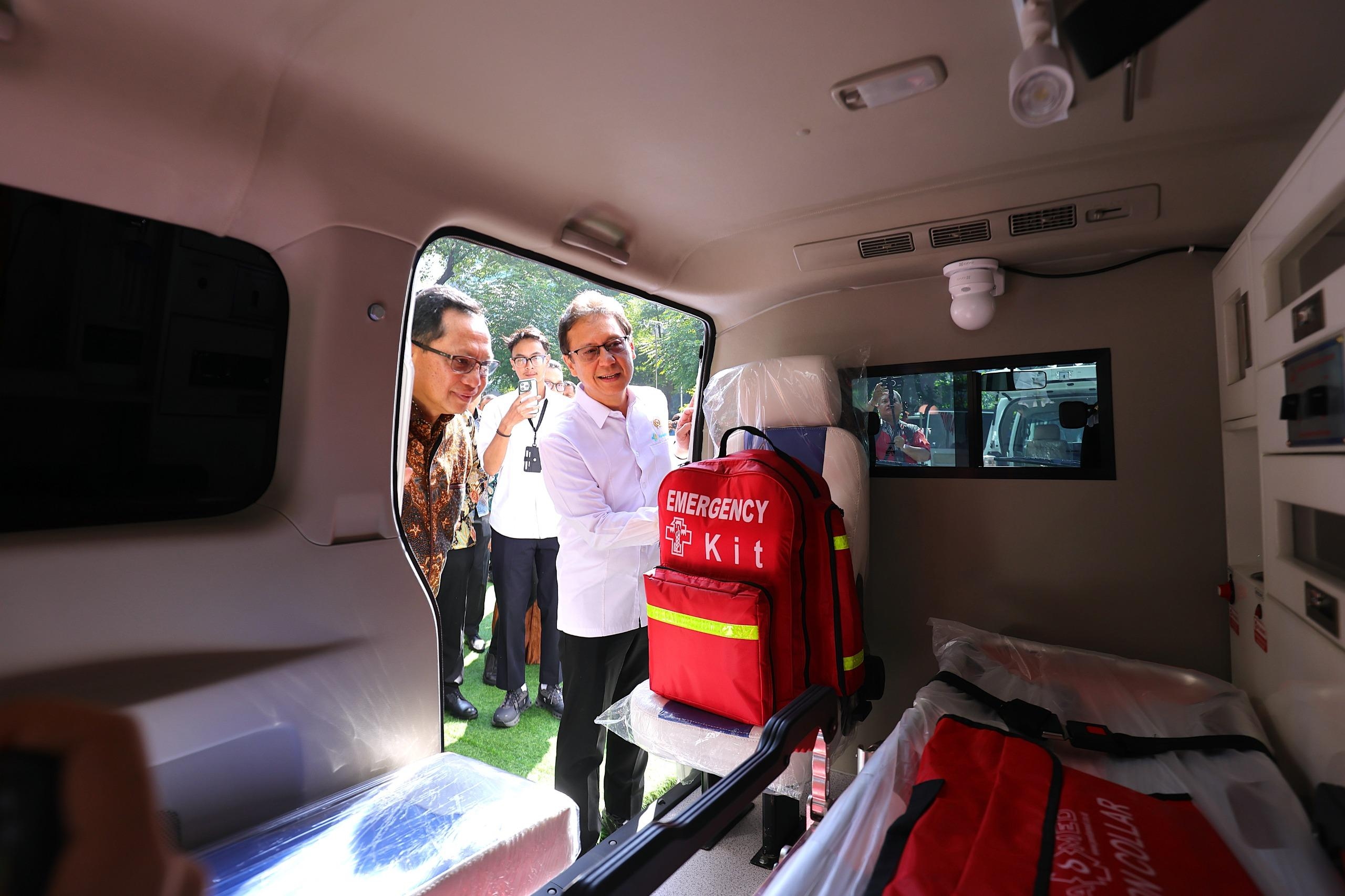 Kemenkes Salurkan Bantuan Ambulans dan Alkes dari Swasta untuk Sumatera
