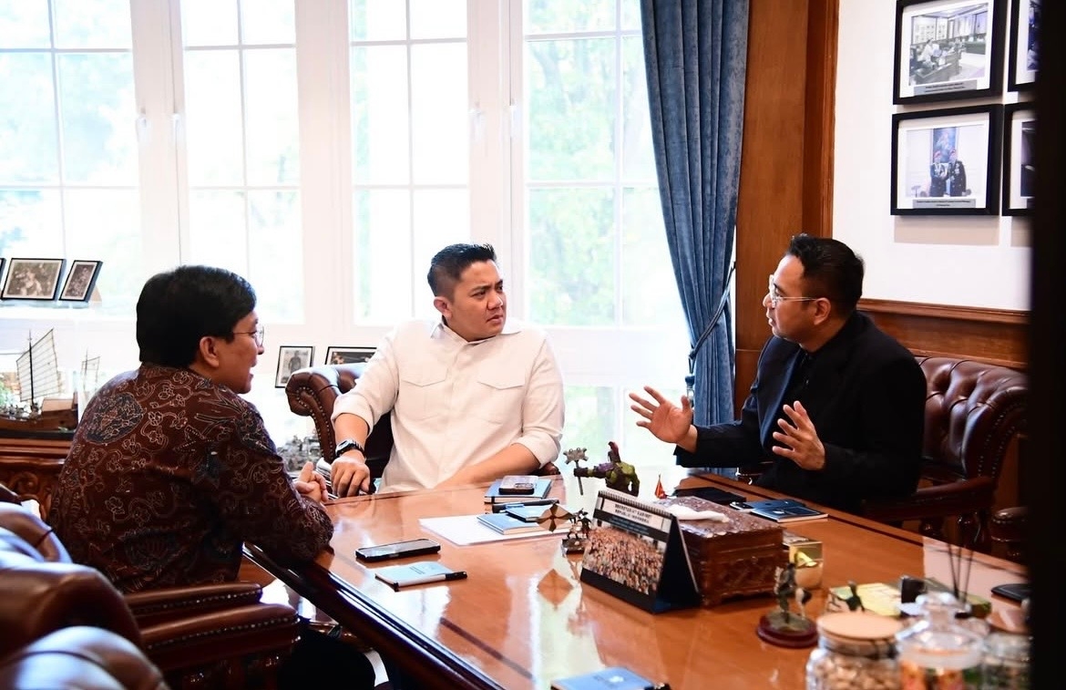 Seskab Teddy Bahas Penguatan Bahasa Indonesia Lewat Musik dan Film Bersama Yovie dan Raffi