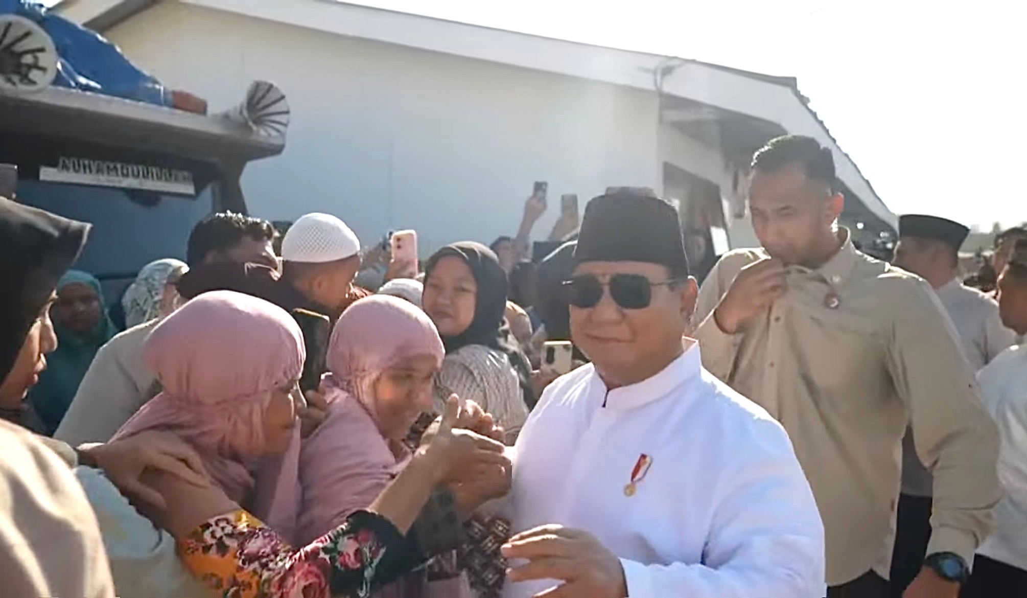 Ribuan Warga Aceh Tamiang Berebut Bersalaman dengan Prabowo: Pak THR Pak!