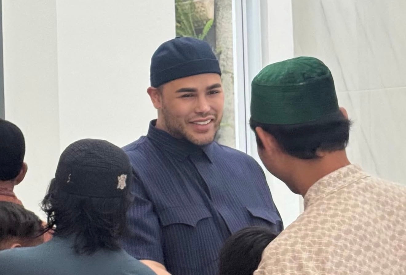 Penuh Haru, Ivan Gunawan Gelar Salat Id Pertama di Masjid Miliknya
