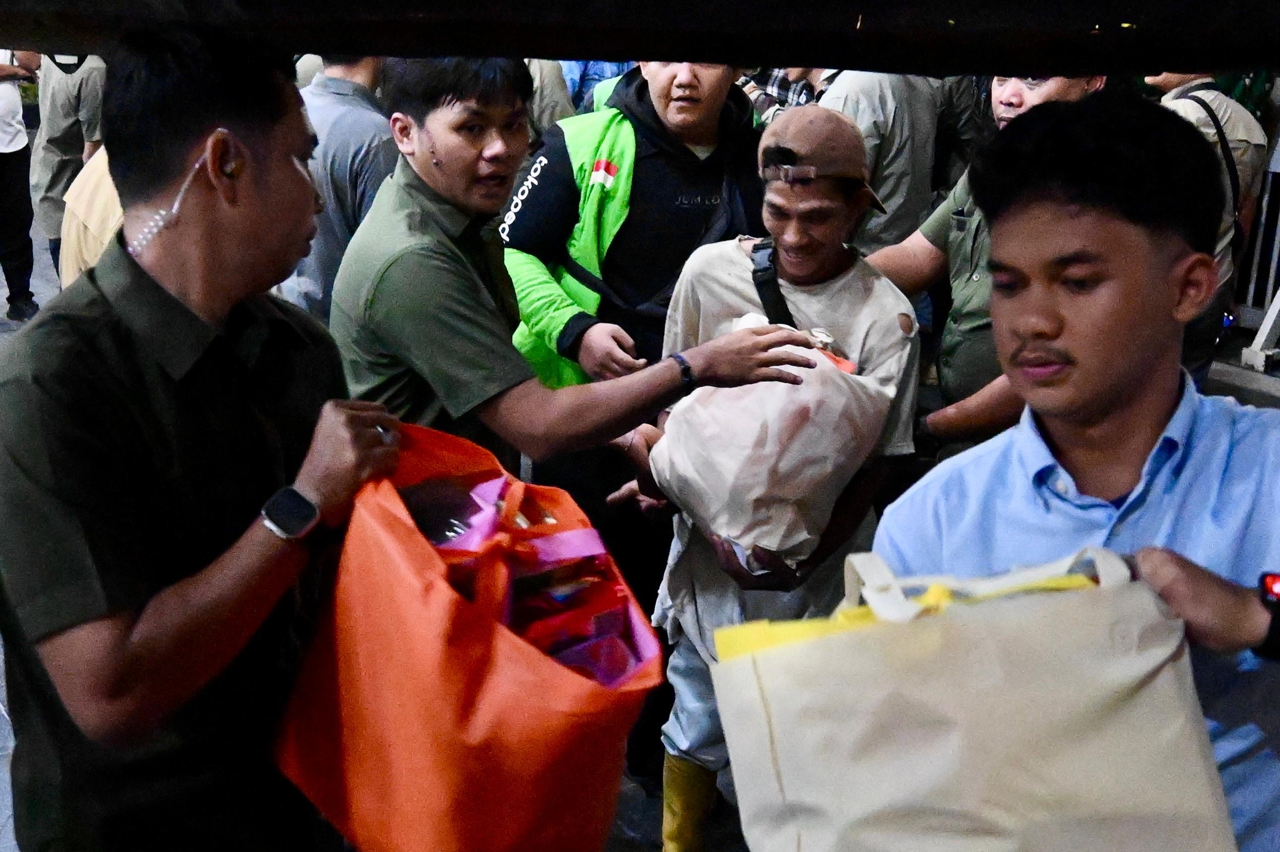 Malam Takbiran di Sumut, Prabowo Salurkan Ribuan Paket Sembako untuk Warga