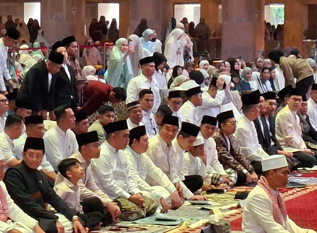 Tanpa Prabowo, Gibran Laksanakan Salat Ied di Masjid Istiqal