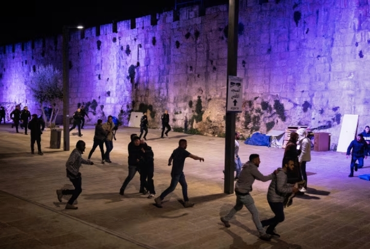 Polisi Israel Serang Jurnalis di Yerusalem, Pergelangan Tangan Sampai Patah