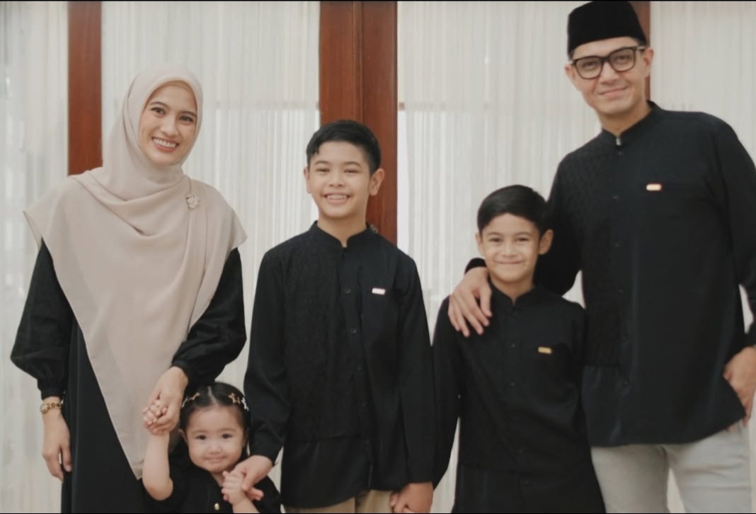 Ritual Lebaran Keluarga Dude Harlino dan Alyssa Soebandono