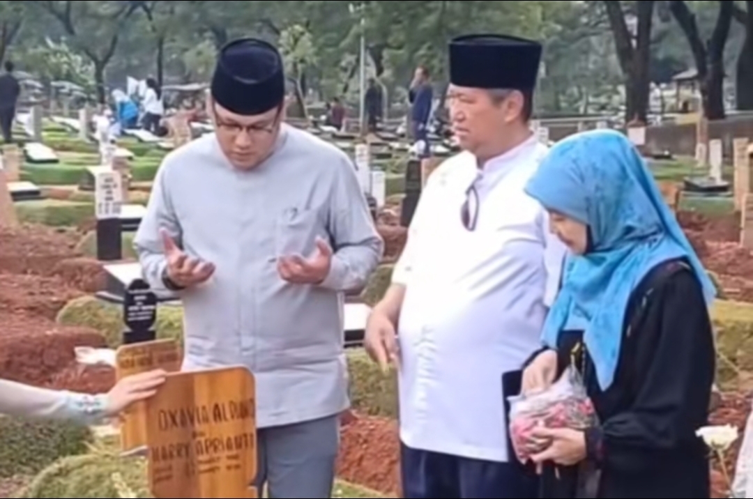 Tanggapan Harry Kiss Terkait Kiriman Anggrek Tanpa Identitas di Makam Vidi Aldiano