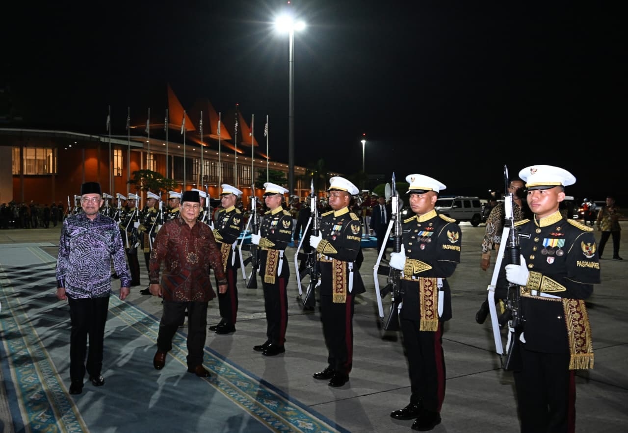 Diiringi Lagu Rasa Sayange, Prabowo Antar Langsung PM Anwar Ibrahim ke Halim