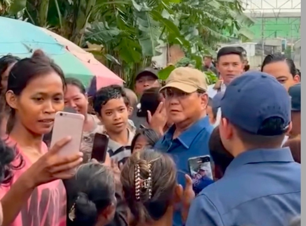 Ibu di Bantaran Rel Kereta Senen Bahagia Disambangi Prabowo: Terima Kasih Sudah Mau Cium Anak Saya