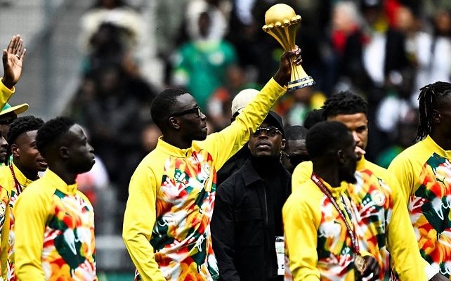 Lawan CAF, Timnas Senegal Lakukan Parade Trofi Juara Piala Afrika di Stade De France