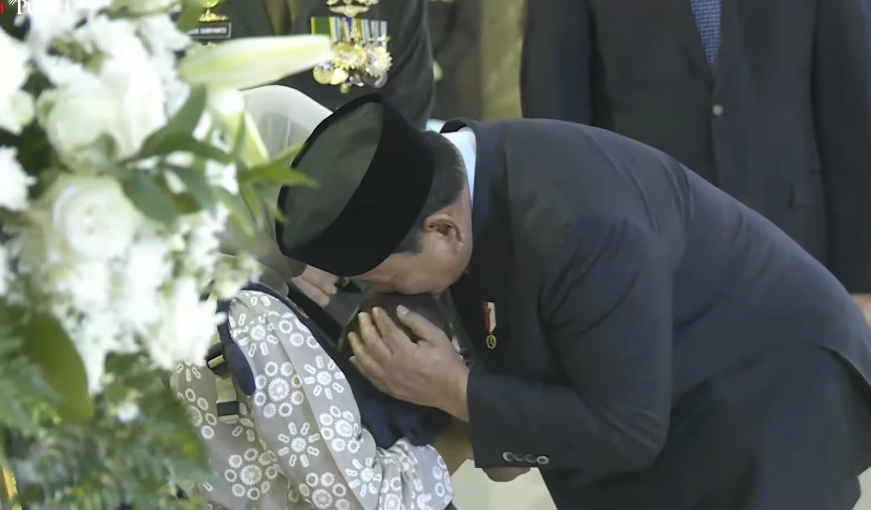 Momen Haru Prabowo Cium Anak Serka Muhammad Nur Ichwan yang Gugur di Lebanon