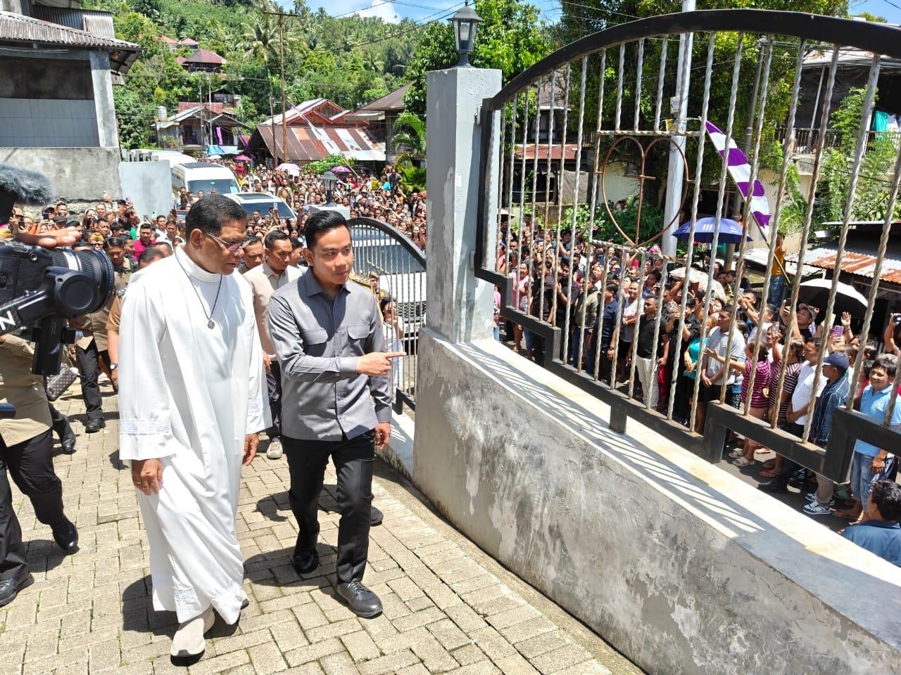 Wapres Gibran Tinjau Gereja Terdampak Gempa di Minahasa