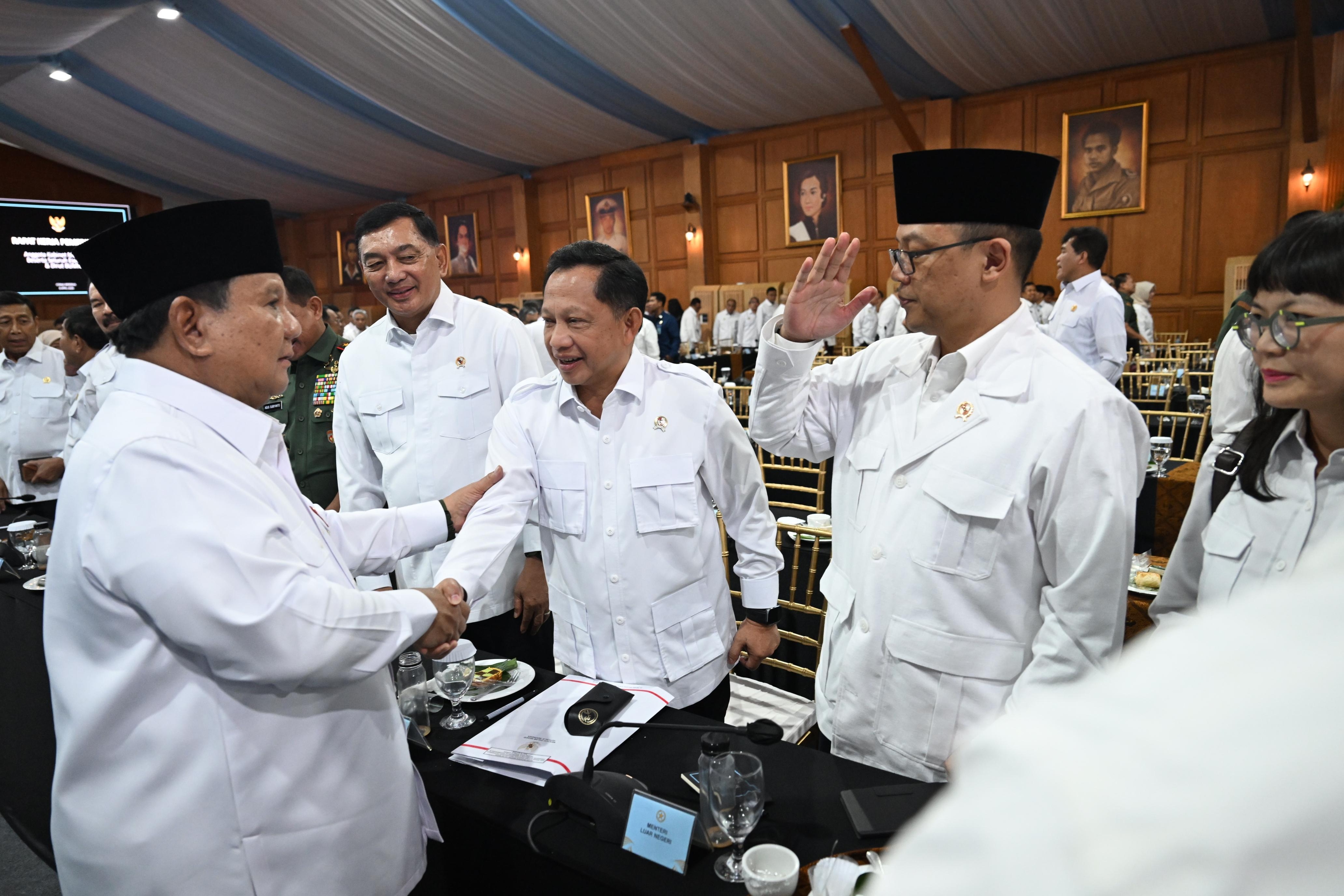 Mendagri Tito dan Jajaran Hadiri Rapat Kerja Pemerintah, Prabowo Soroti Stabilitas Nasional