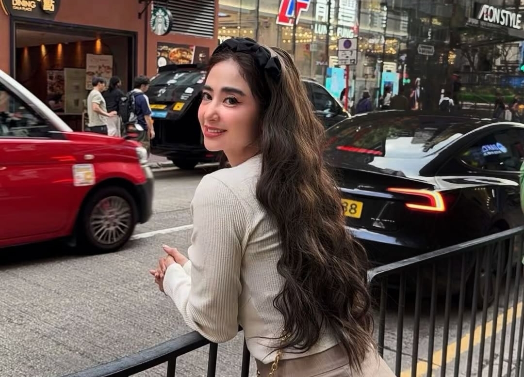 Dewi Perssik Pastikan Akun Facebook Berstatus 'Galau' Bukan Miliknya