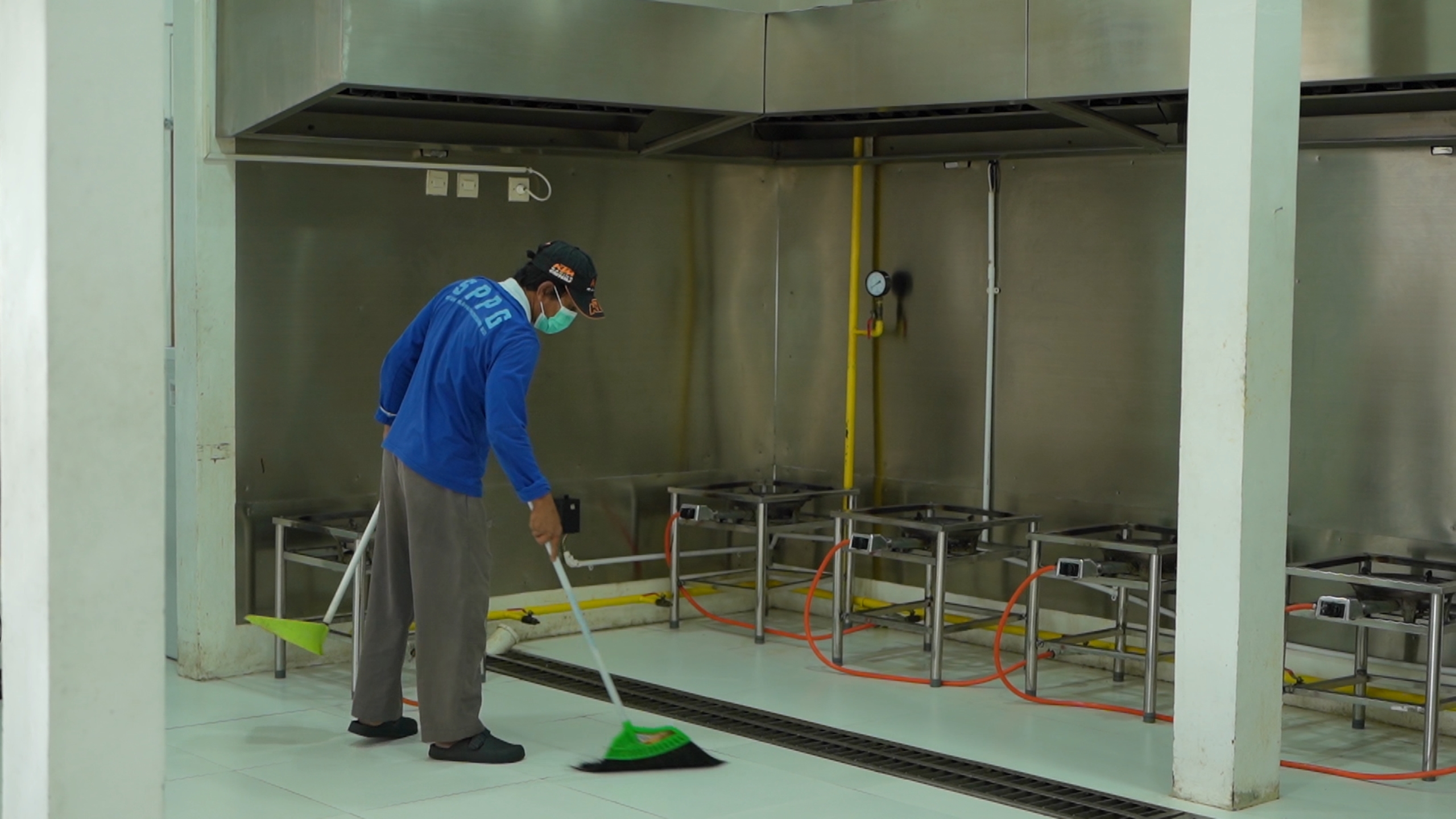 Kisah Agus, Petugas Dapur MBG yang Tak Menyerah di Tengah Keterbatasan