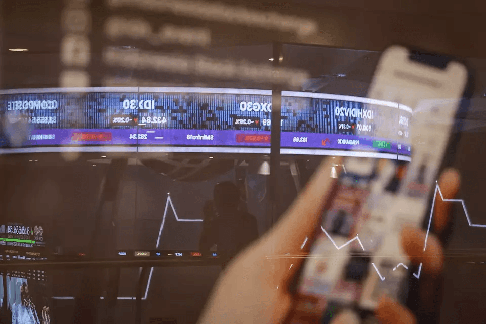 IHSG Naik 2,35 Persen, Likuiditas Melejit di Tengah Net Sell Asing