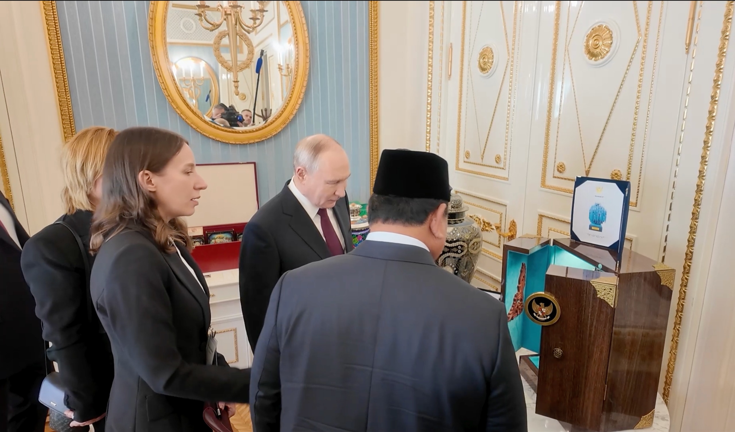 Saling Tukar Cenderamata, Prabowo Dapat Alat Memasak dari Vladimir Putin