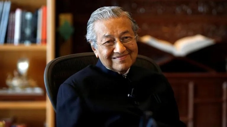 Jatuh di Rumah, Mahathir Mohammad Keluhkan Kondisinya: Rasanya Seperti Tidak Punya Kaki