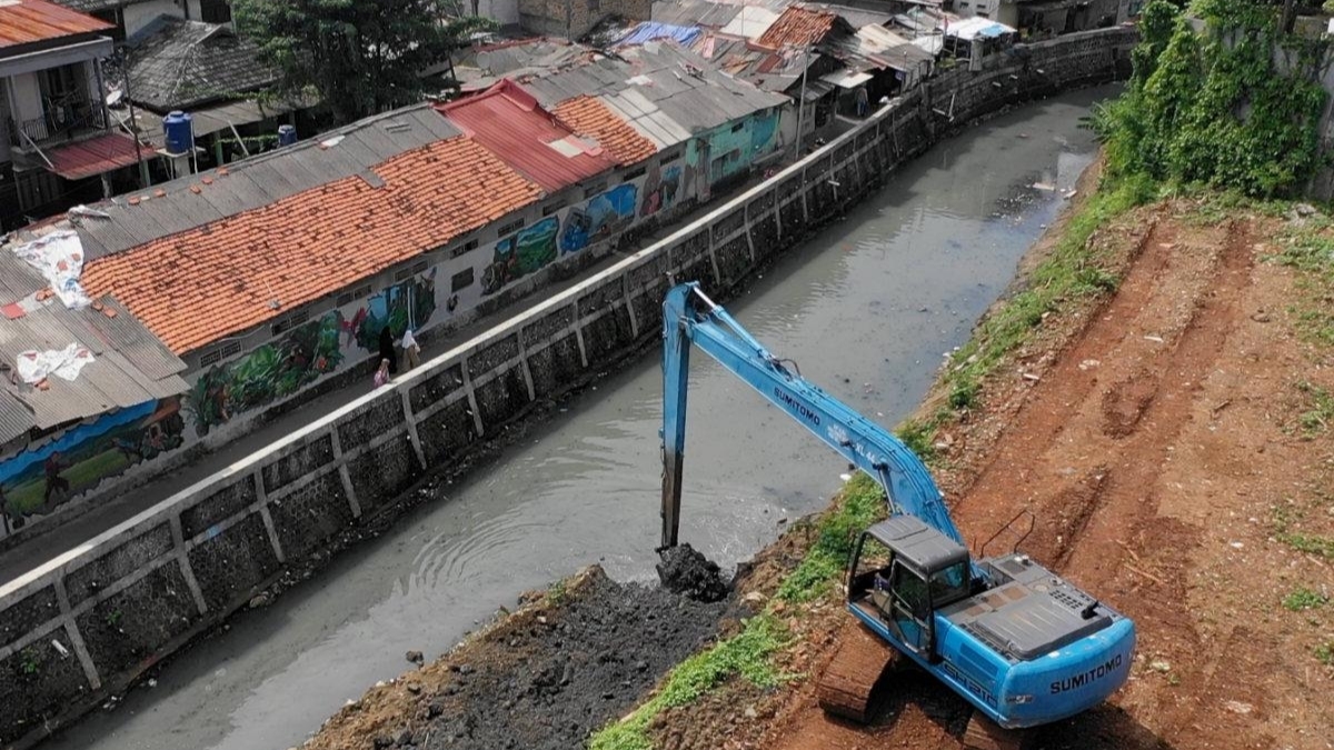 Sejak September 2025, Sudin SDA Jaksel Berhasil Keruk Lumpur dan Sampah hingga 2.428 Meter