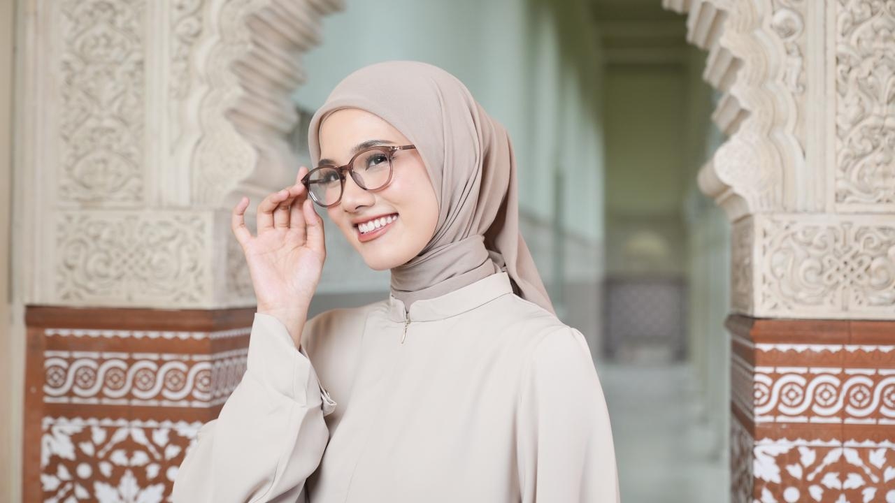 Optik Tunggal Hadirkan Solusi Kacamata untuk Hijab dalam Aktivitas Sehari-hari
