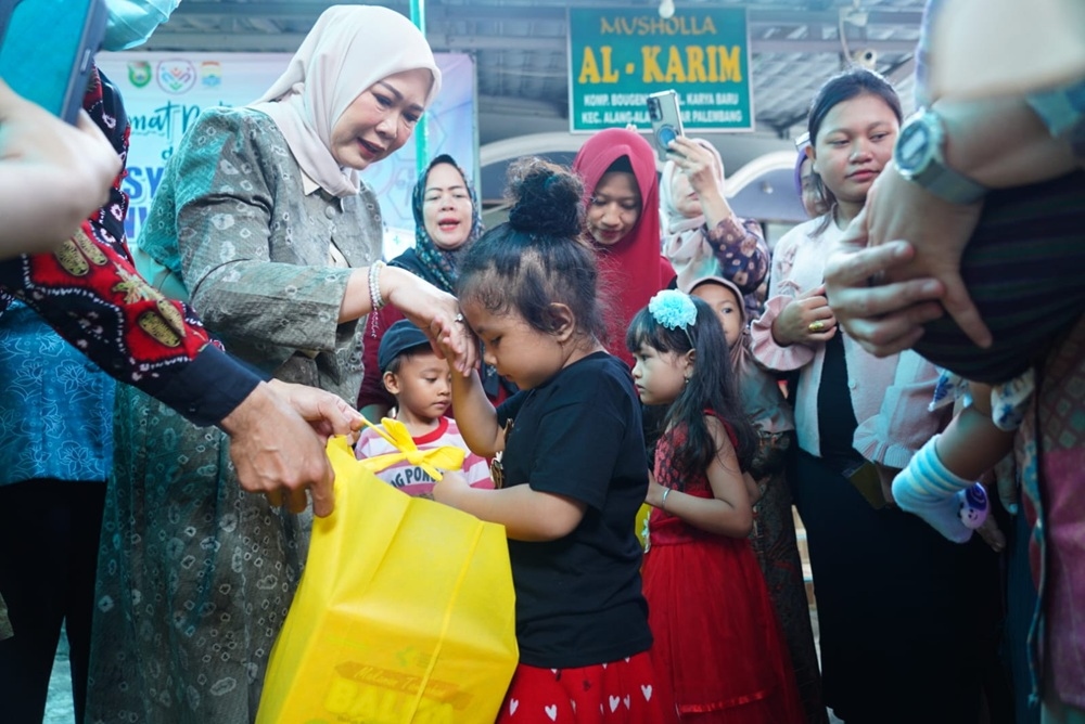 Ketua TP PKK Sumsel Feby Deru Bagikan Makanan Tambahan Bergizi di Posyandu