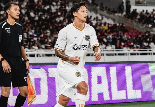 Clash of Legends: Irfan Bachdim Dapat Hadiah Istimewa, Tukar Jersey dengan Rivaldo