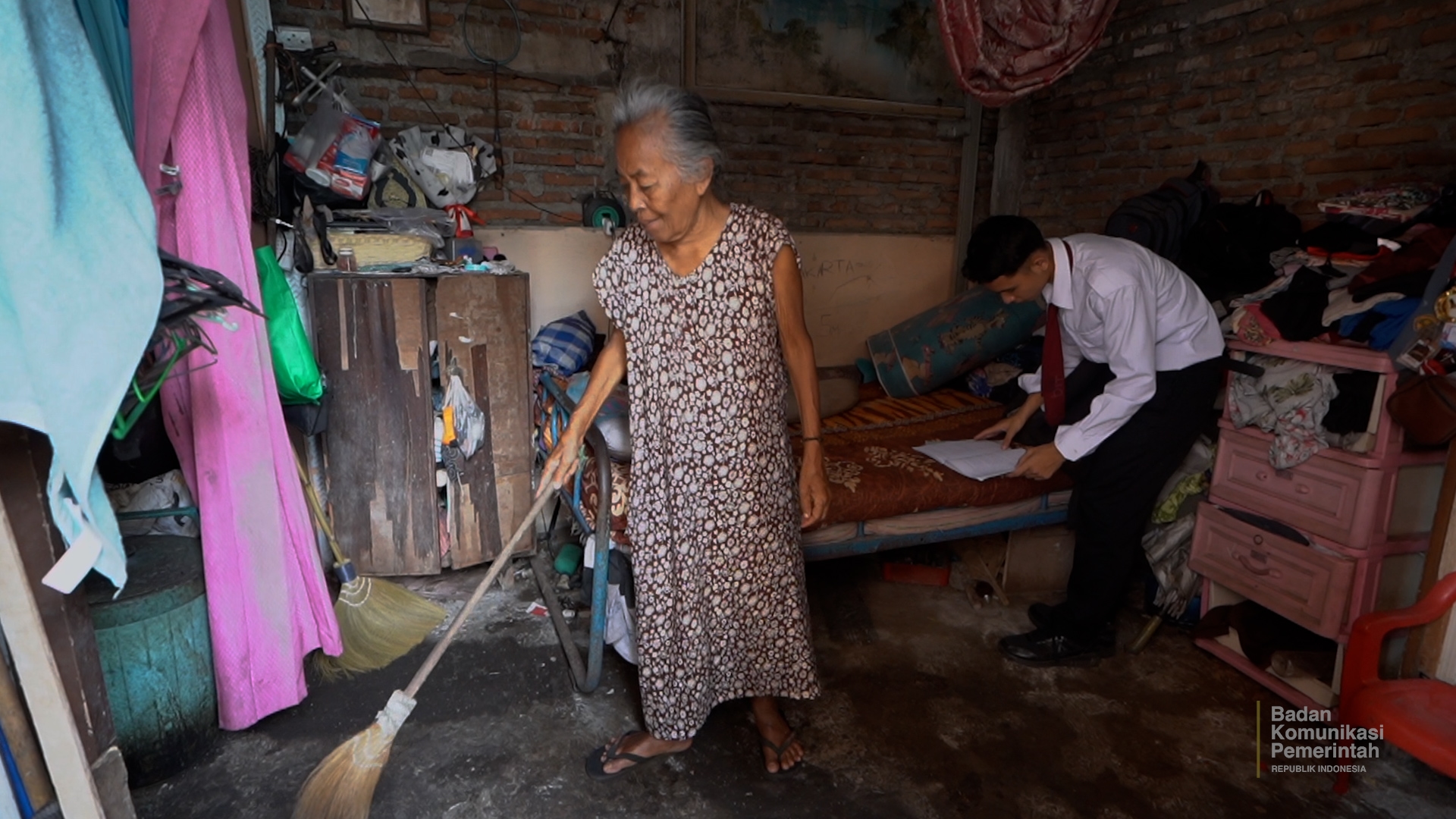 Kisah Mbah Aina: Rawat Anak Sejak Bayi, Kini Terbantu Sekolah Rakyat Wujudkan Mimpi Aditya