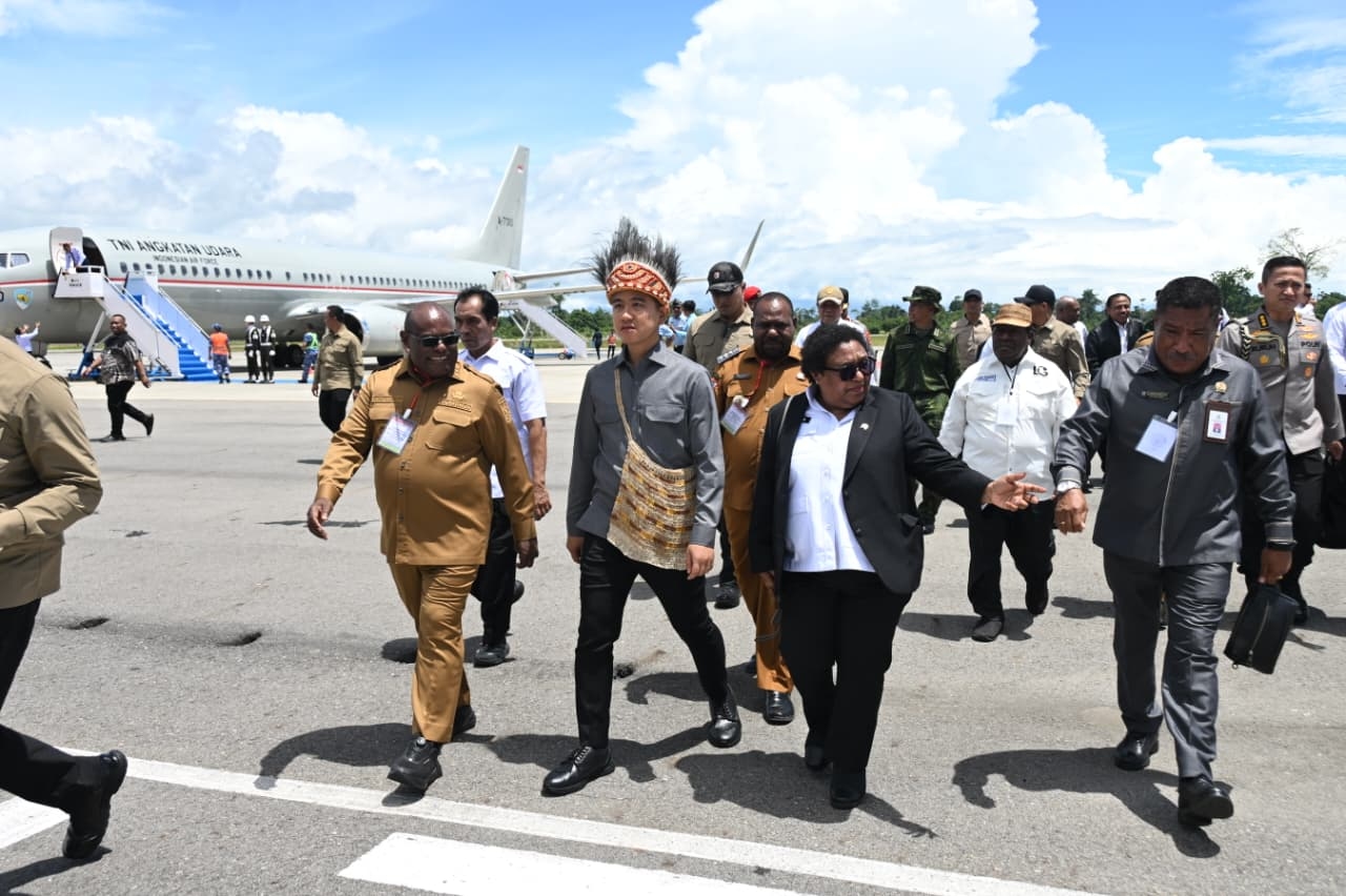 Gibran Tinjau Pengembangan Fasilitas Bandara Douw Aturure Jadi Standar Boeing