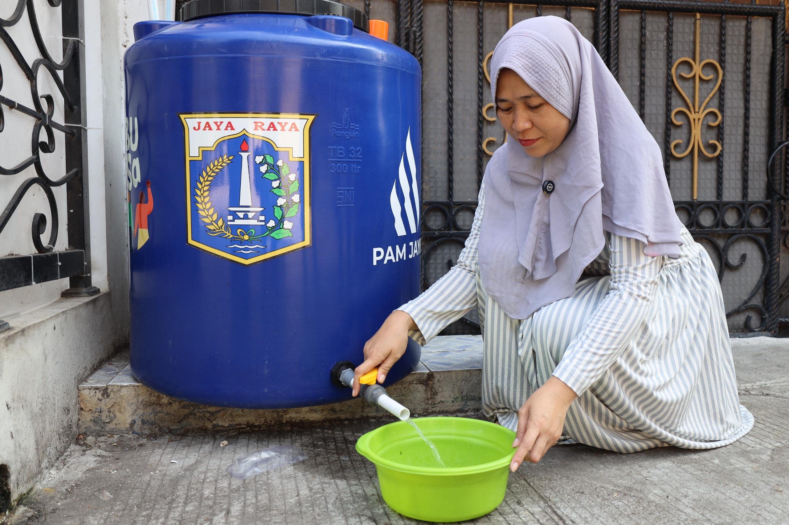 Peringati Hari Kartini, PAM Jaya Bagikan 100 Toren untuk Ibu-ibu di Jakarta Utara 