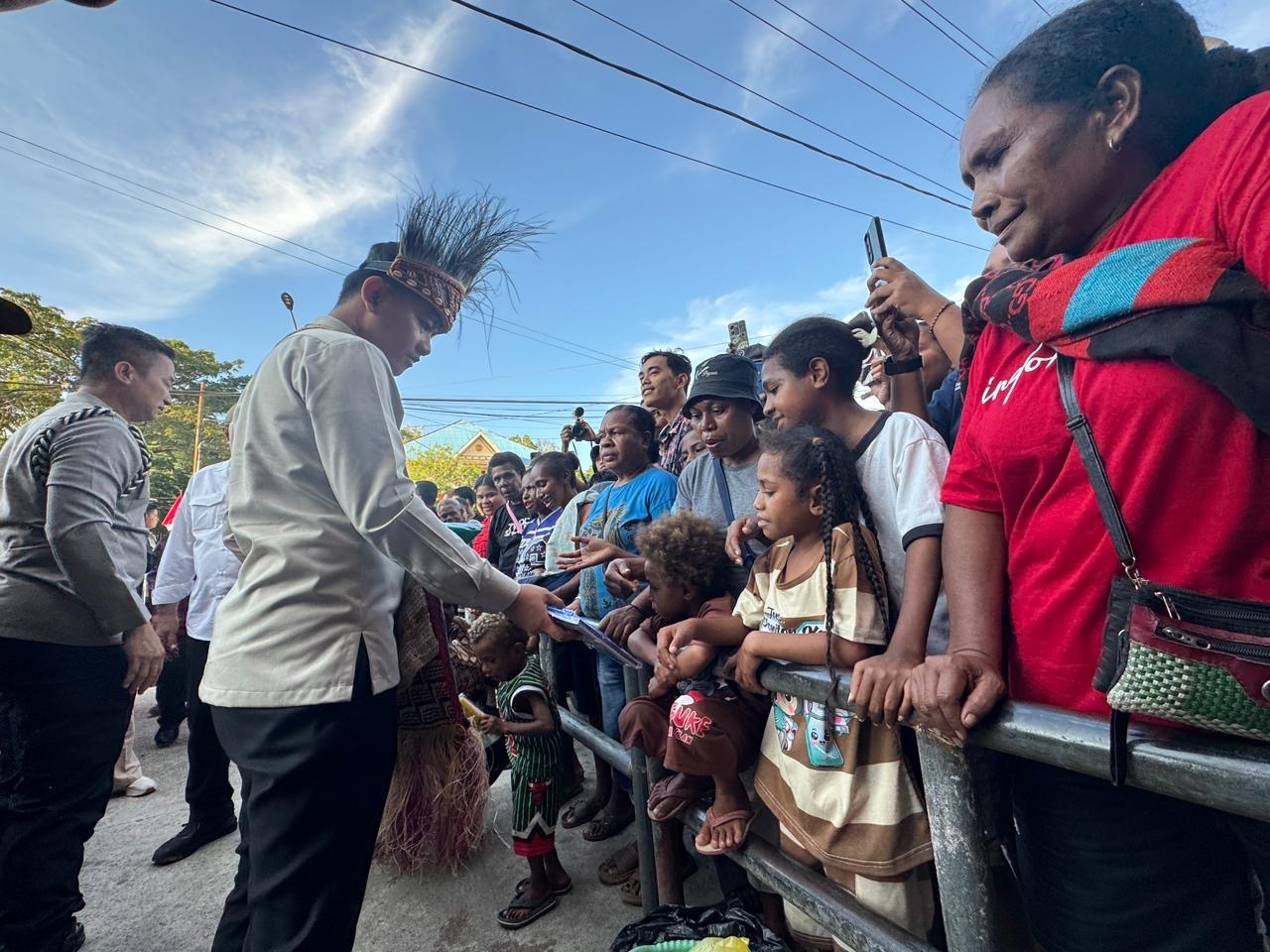 Momen Hari Kartini, Gibran Hadirkan Kebahagiaan untuk Mama Papua di Sorong