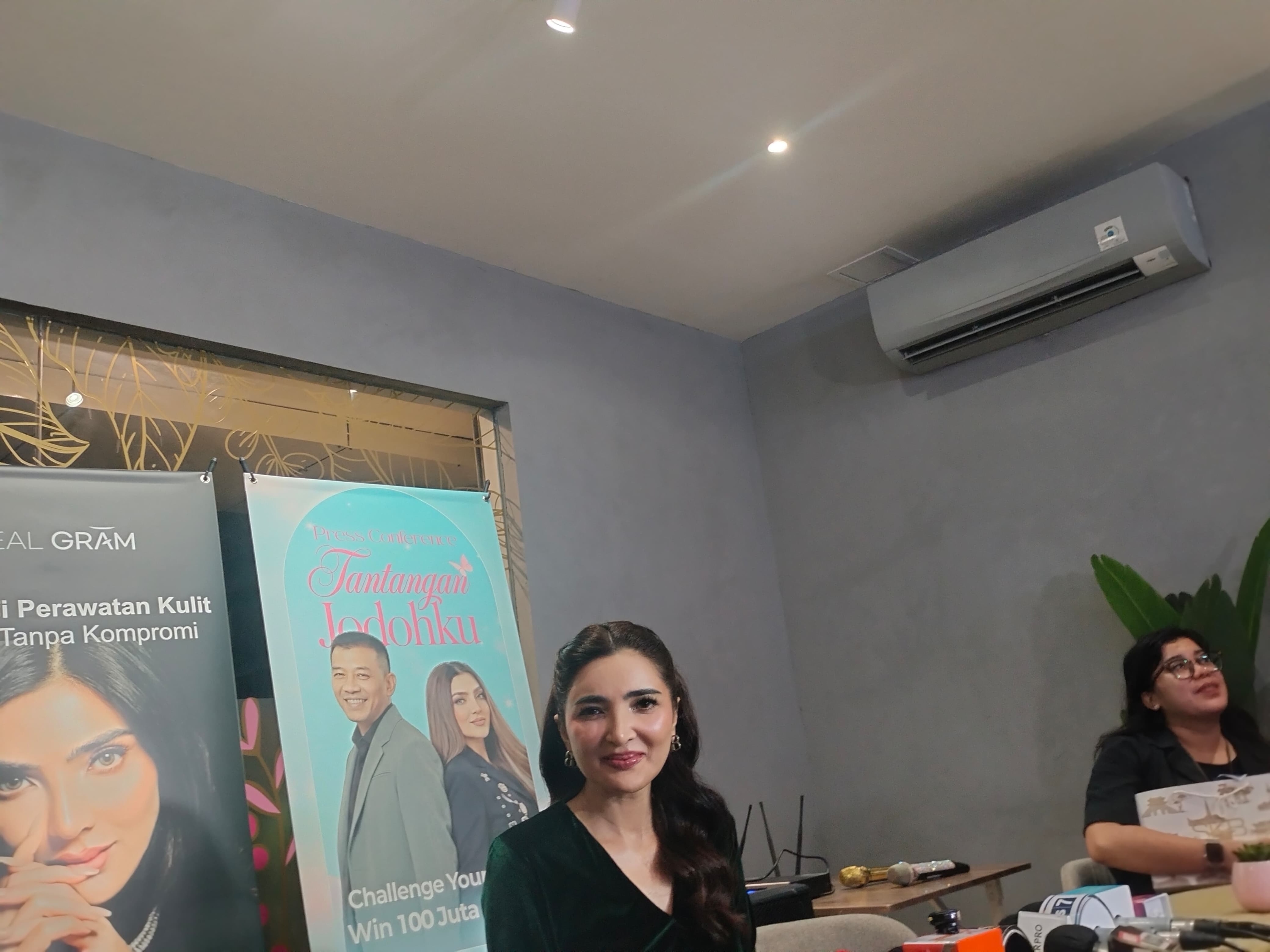 Kompak! Ashanty dan Anang Hermansyah Wisuda Bareng Juni Mendatang