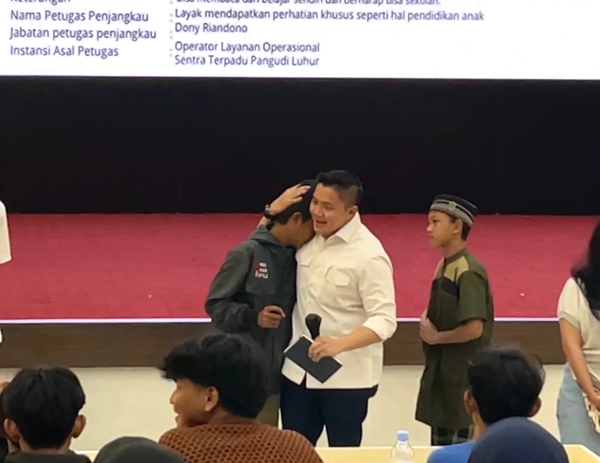 Calon Siswa Sekolah Rakyat Menangis di Pundak Seskab Teddy: Kisah Aljabar yang Ingin Bersekolah