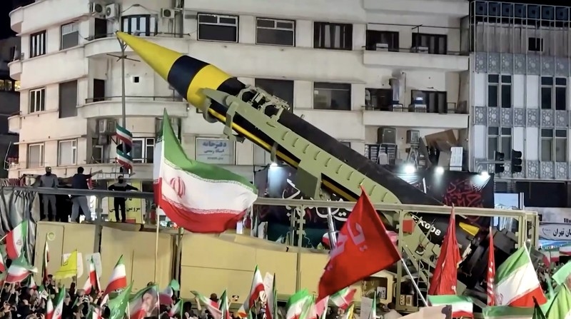 Tak Gentar Gertakan Trump, Iran Unjuk Gigi Pamerkan Simbol Kekuatan Militer
