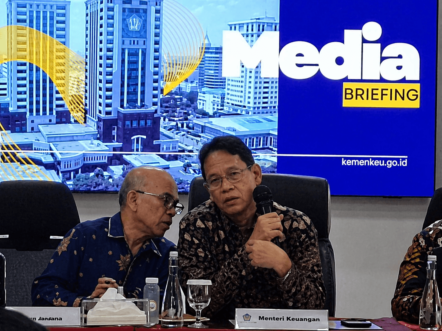Daya Beli Belum Baik-Baik Saja, Menkeu Tunda Penerapan Pajak Tol