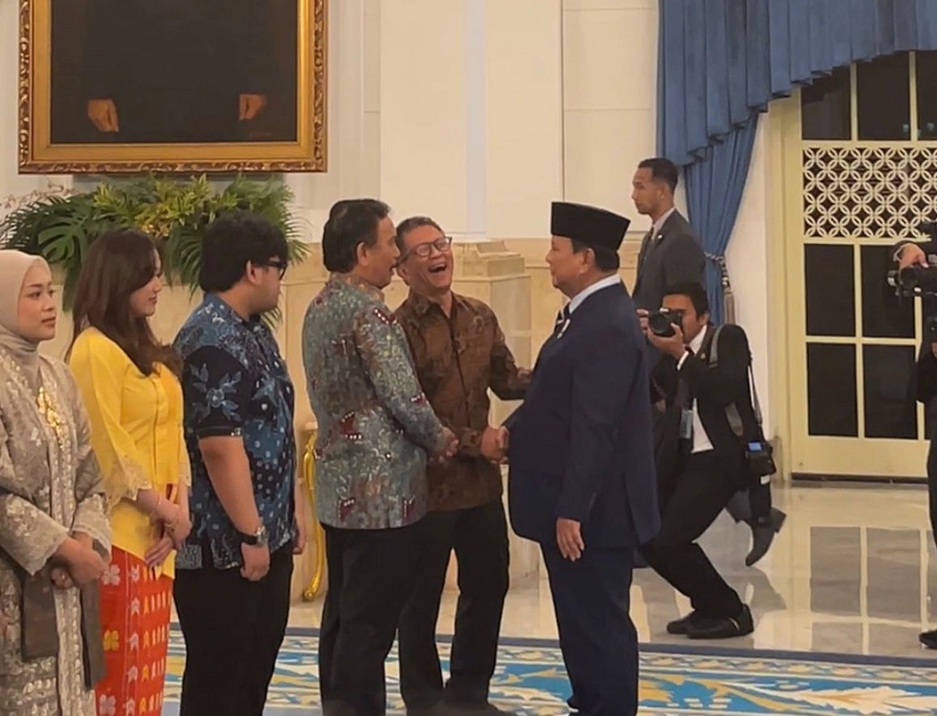 Rocky Gerung Hadiri Pelantikan Menteri di Istana, Salaman dan Hormat dengan Prabowo-Gibran
