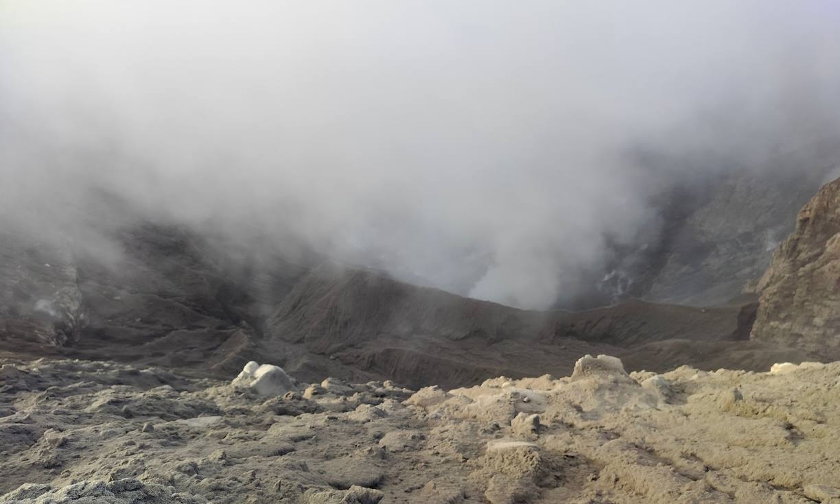 Dua Pendaki Asing Diduga Terjebak 20 Meter dari Kawah Aktif Gunung Dukono