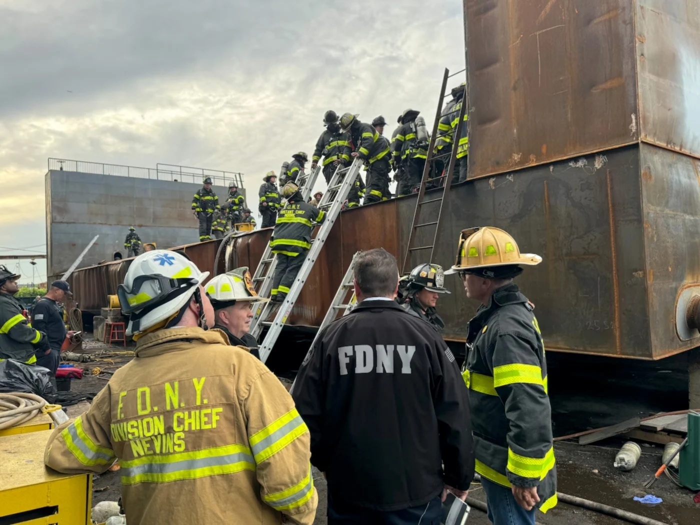 Ledakan Hebat Guncang Dermaga New York, 1 Tewas dan 36 Terluka Saat Petugas Lakukan Evakuasi