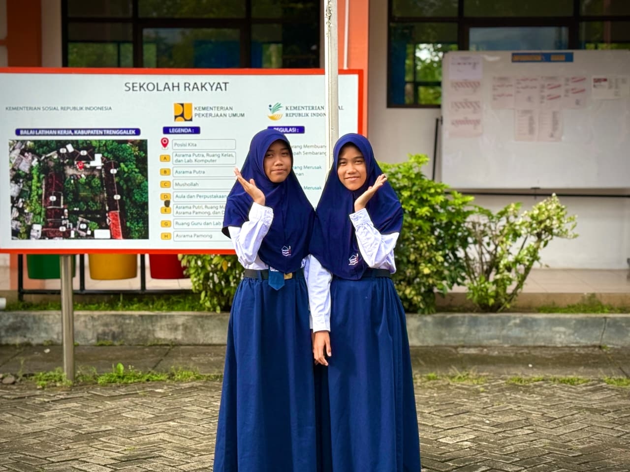 Diterpa Masalah Keluarga, Gadis Kembar Asal Trenggalek Tetap Optimis Raih Cita-cita Lewat Sekolah Rakyat