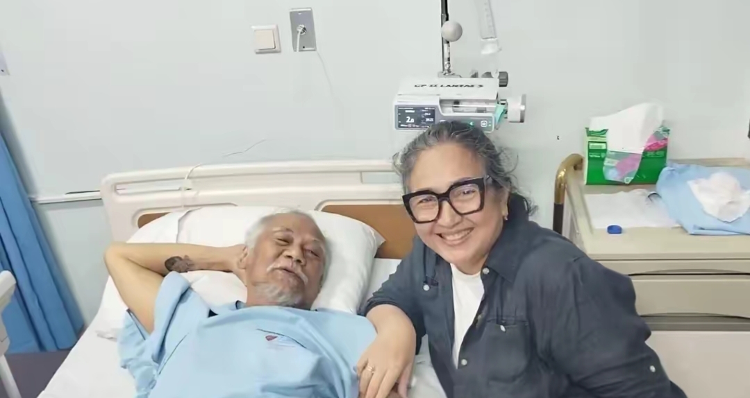 Tio Pakusadewo Terbaring Sakit di Kelas 3 BPJS, Dewi Irawan Inisiatif Galang Donasi