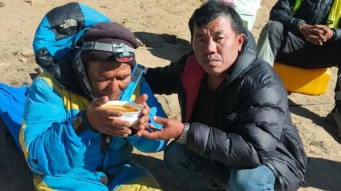 Dawa Sherpa Ceritakan Detik-Detik Bertahan Hidup Selama Hampir Sepekan di Everest Tanpa Oksigen: “Saya Pikir Akan Mati”